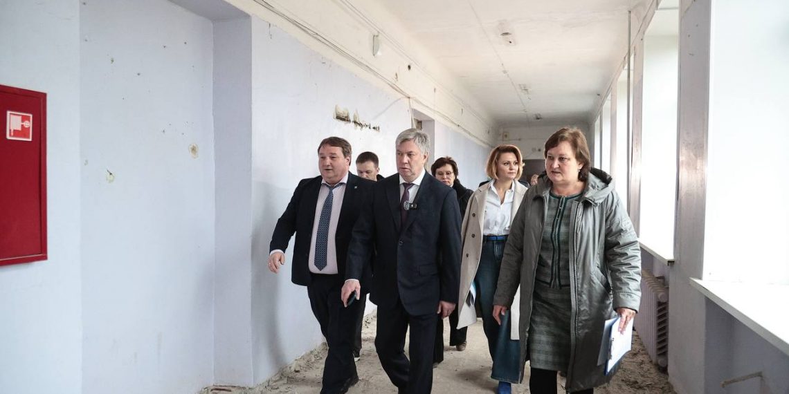 Капитальный ремонт начался в ульяновской школе №49 постройки 1960-х годов