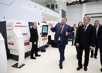 Губернатор Русских открыл форум по станкостроению и робототехнике в Ульяновске