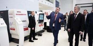 Губернатор Русских открыл форум по станкостроению и робототехнике в Ульяновске