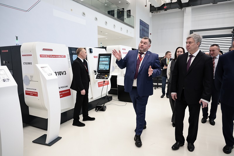 Губернатор Русских открыл форум по станкостроению и робототехнике в Ульяновске