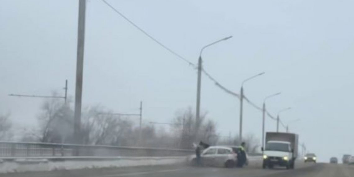 В лобовом столкновении на Московском шоссе серьёзно пострадал один из водителей