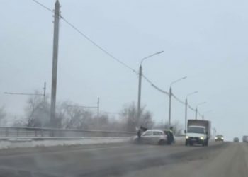 В лобовом столкновении на Московском шоссе серьёзно пострадал один из водителей