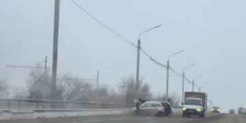 В лобовом столкновении на Московском шоссе серьёзно пострадал один из водителей