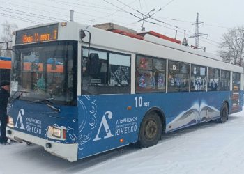 В Ульяновске запустили литературный троллейбус с портретами писателей и стихами