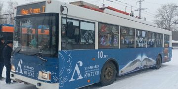 В Ульяновске запустили литературный троллейбус с портретами писателей и стихами