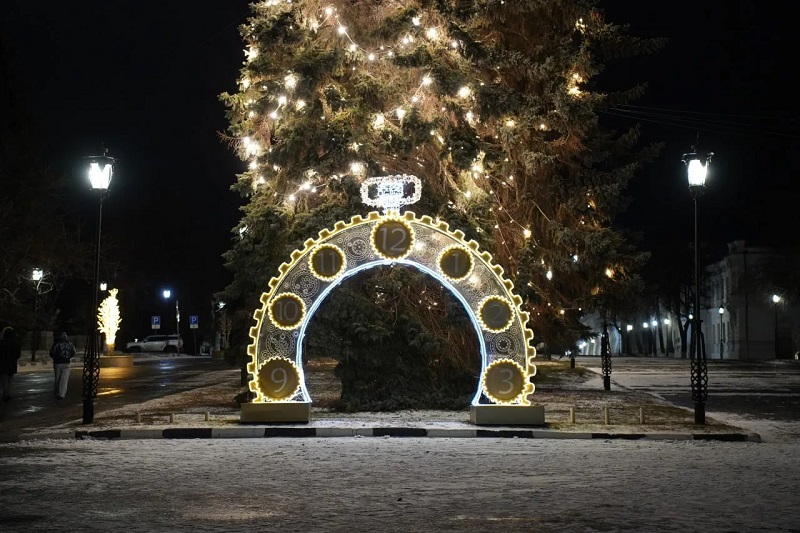 Ульяновск подготовился к Новому году: улицы города украсили более 30 км гирлянд
