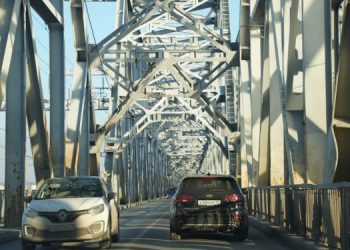 ДТП на «встречке» заблокировало одну из полос Императорского моста