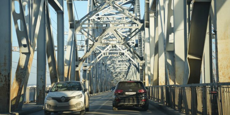 ДТП на «встречке» заблокировало одну из полос Императорского моста