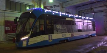 «Львята» в гирляндах: как в Ульяновске украшают трамваи к Новому году