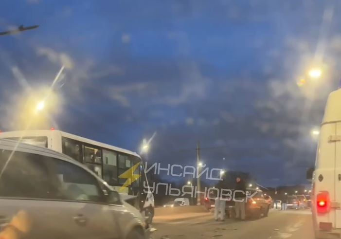 Утренний коллапс в Засвияжье: авария на путепроводе парализовала движение