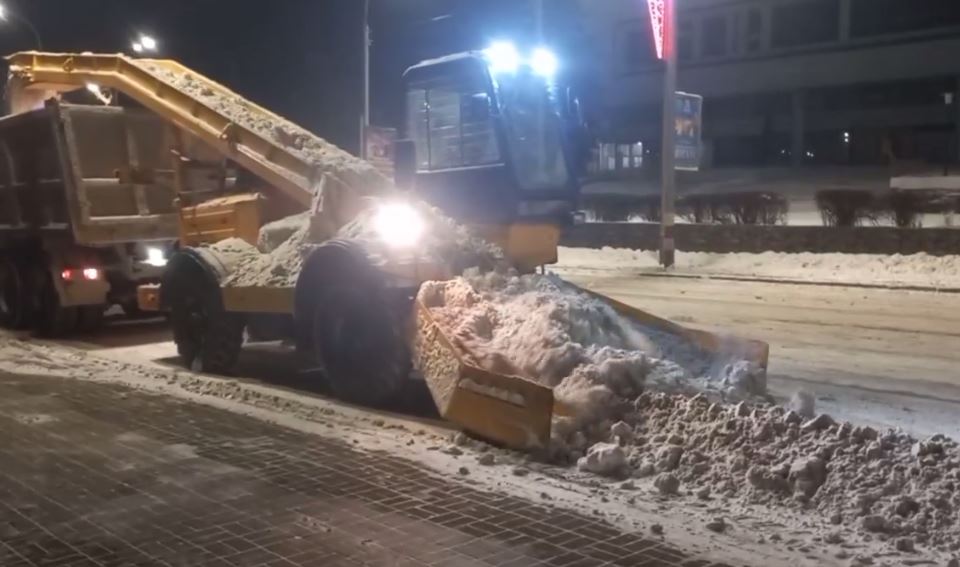 В мэрии рассказали и показали — как ночью очищали Ульяновск от снега
