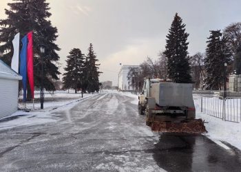 Ульяновский Горзеленхоз начал заливать каток на эспланаде