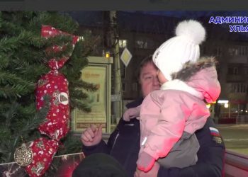 Мэр Ульяновска украсил ёлку вместе с семьёй защитника Крыма