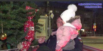 Мэр Ульяновска украсил ёлку вместе с семьёй защитника Крыма