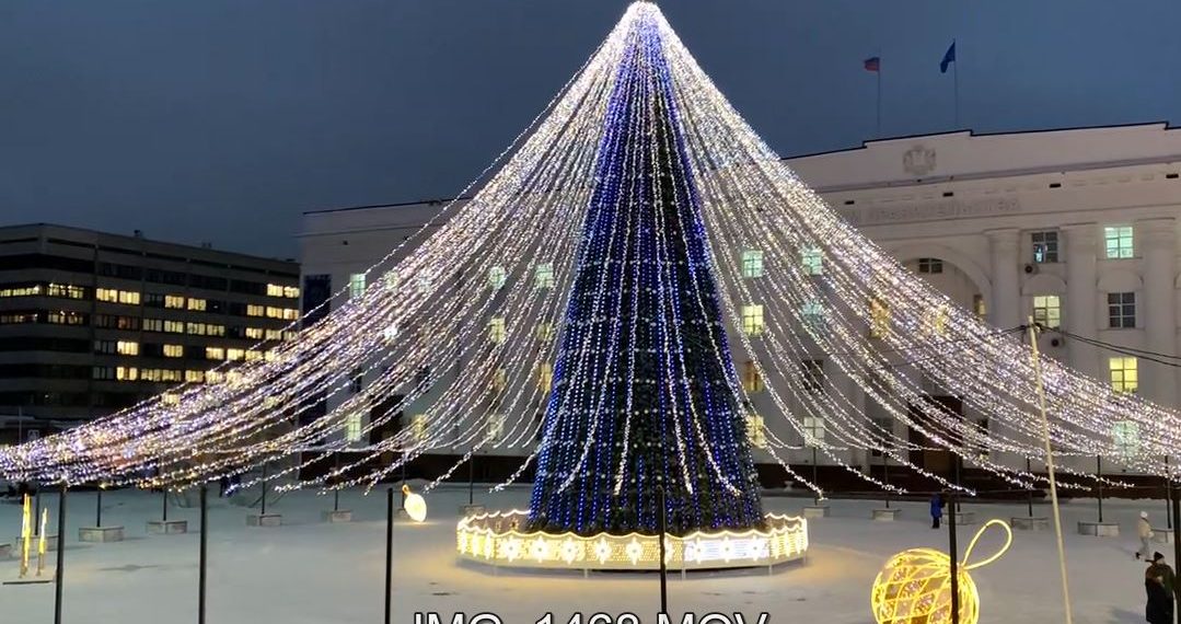 С 17 декабря в Ульяновске началось ежевечернее освещение центральной новогодней ёлки