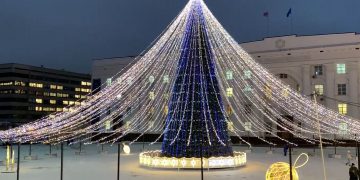 С 17 декабря в Ульяновске началось ежевечернее освещение центральной новогодней ёлки