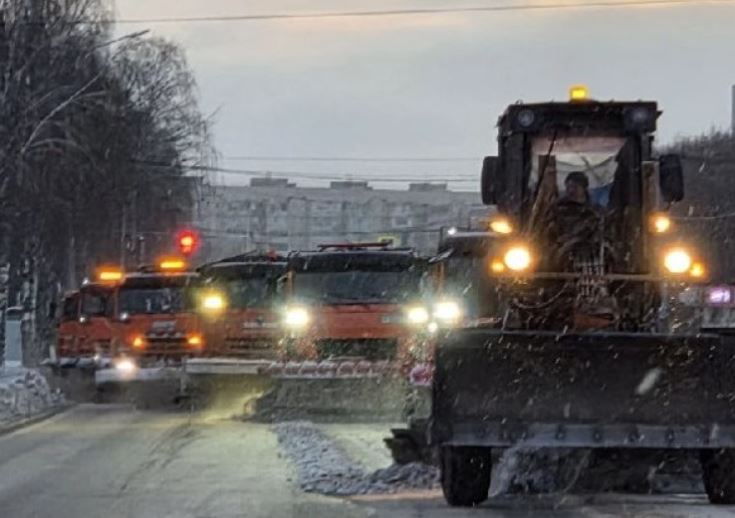 Ульяновские дорожники ведут комплексную обработку улиц от колейности и гололеда