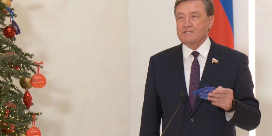 Микроскоп для девочки и велосипед для мальчика: ульяновский сенатор Рябухин снял шары с «Ёлки желаний»