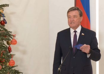 Микроскоп для девочки и велосипед для мальчика: ульяновский сенатор Рябухин снял шары с «Ёлки желаний»