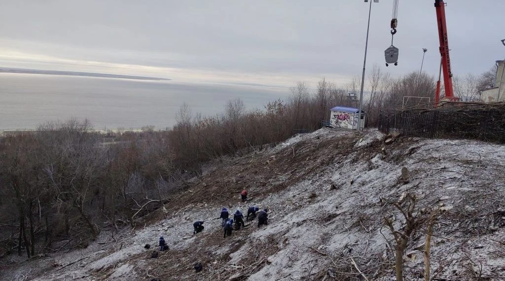 «Летающий контейнер»: как в Ульяновске очищают от мусора труднодоступный косогор над Волгой