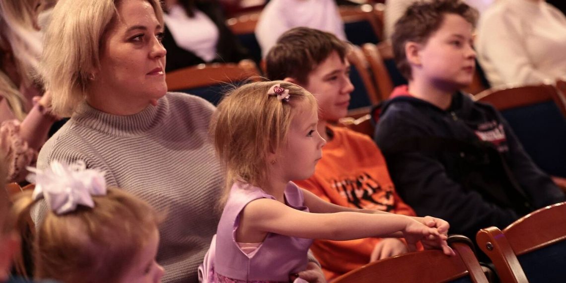 Губернатор посетил новогоднюю ёлку для детей участников СВО в Димитровграде