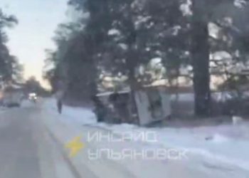 Под Ульяновском после столкновения легковушкой перевернулась маршрутка