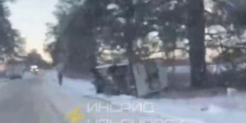 Под Ульяновском после столкновения с легковушкой перевернулась маршрутка