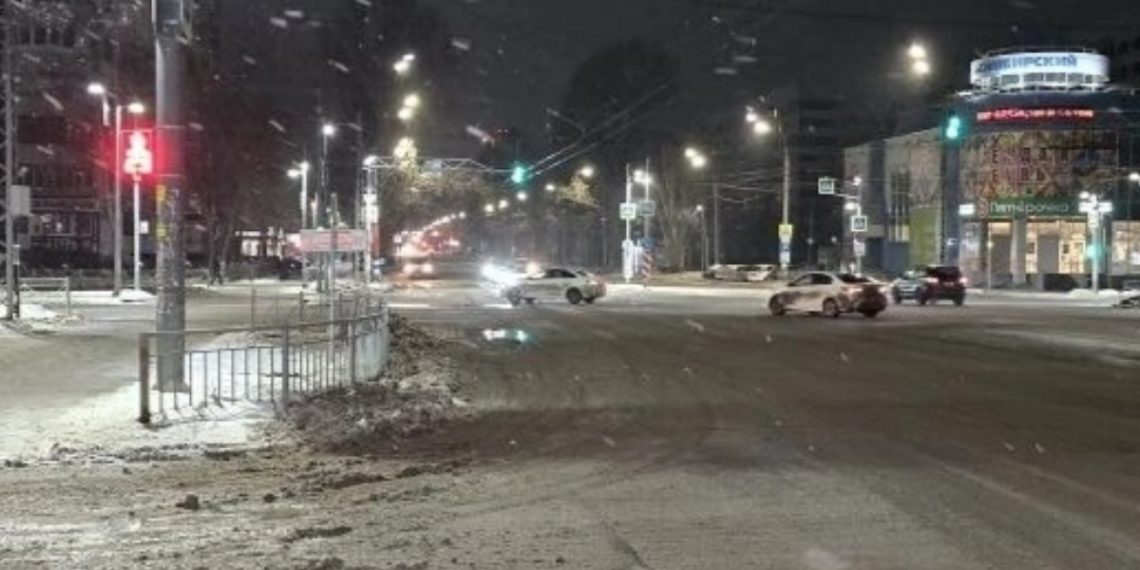 На перекрестке Ленинского Комсомола и Генерала Тюленева в Ульяновске изменили режим светофора