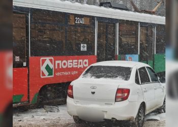 Легковушка врезалась в трамвай на Западном бульваре