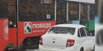 Легковушка врезалась в трамвай на Западном бульваре