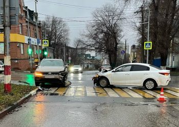 В центре Ульяновска столкнулись Kia и Volkswagen, пострадала девушка