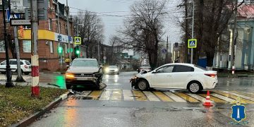 В центре Ульяновска столкнулись Kia и Volkswagen, пострадала девушка