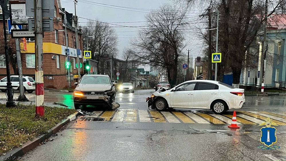 В центре Ульяновска столкнулись Kia и Volkswagen, пострадала девушка