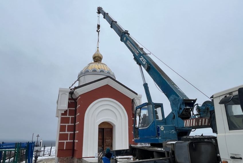 Новые купол и крест увенчали часовню на Никольской горе в Сурском