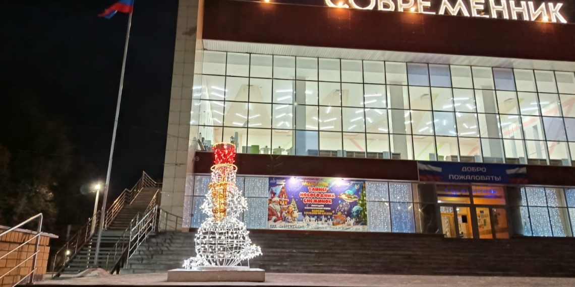 У «Современника» установили подсвеченных снеговиков и паровоз