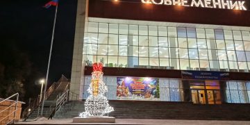 У «Современника» установили подсвеченных снеговиков и паровоз