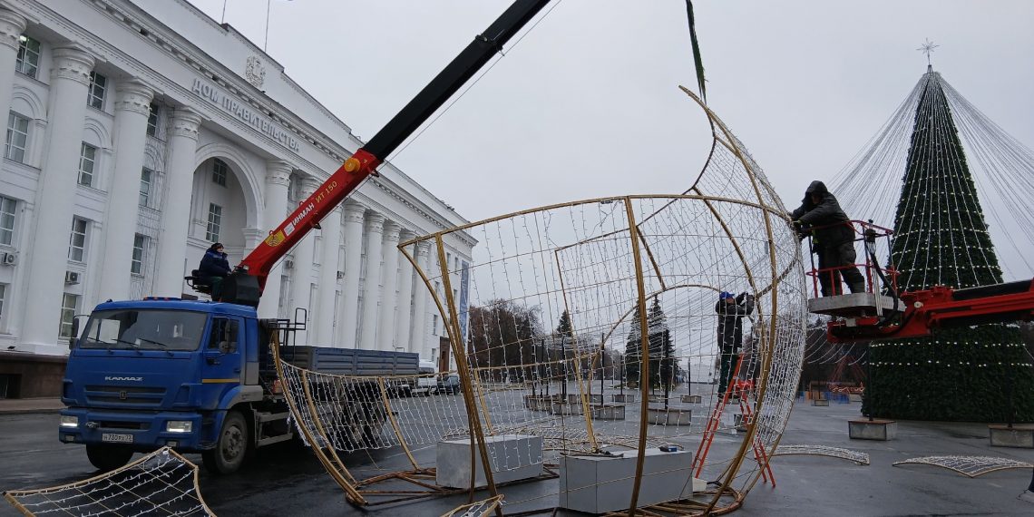 На Соборной в Ульяновске устанавливают восьмиметровый световой шар