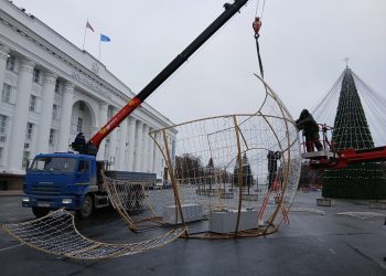 На Соборной в Ульяновске устанавливают восьмиметровый световой шар