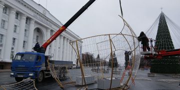 На Соборной в Ульяновске устанавливают восьмиметровый светящийся шар