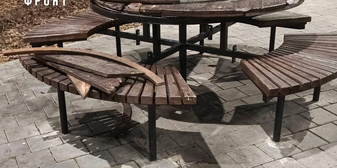 Благоустроенный сквер у ДК 1 Мая в Ульяновске пришёл в аварийное состояние