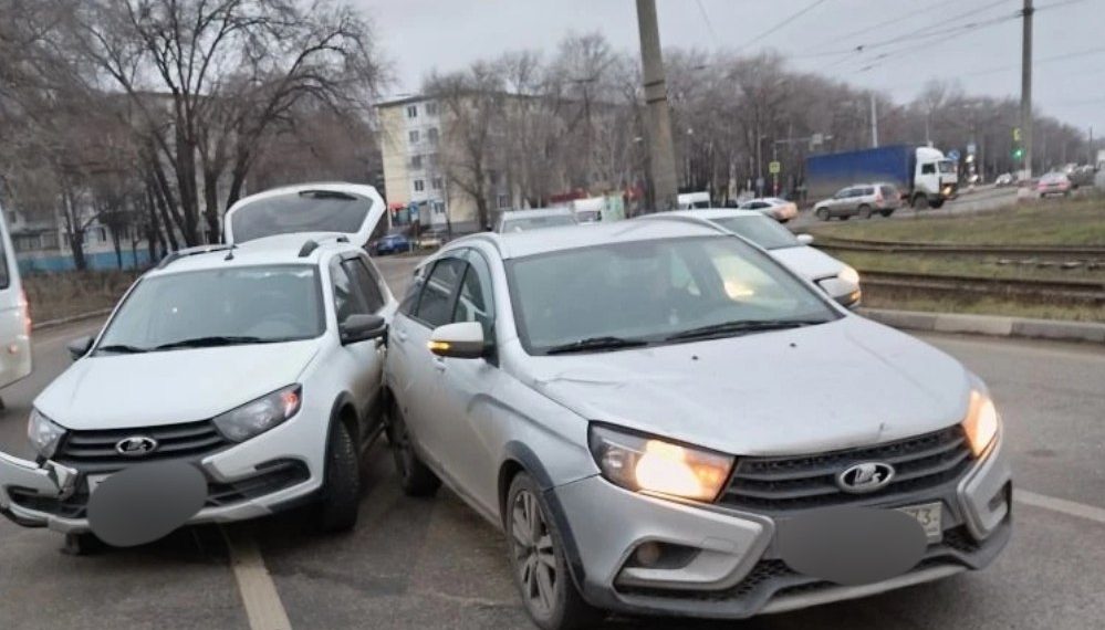 Из-за тройного ДТП в Засвияжье встали трамваи