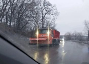 В Ульяновске началась обработка опасных спусков и подъемов против гололеда