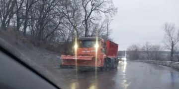 В Ульяновске началась обработка опасных спусков и подъемов против гололеда