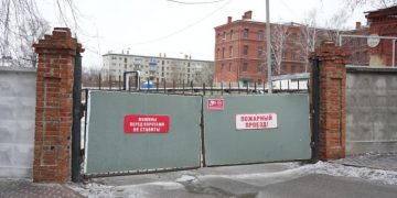 Парковка у бывшего суворовского училища в Ульяновске закрыта: виноваты грузовики