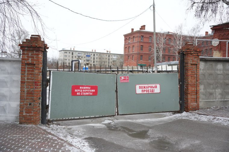 Парковка у бывшего суворовского училища в Ульяновске закрыта: виноваты грузовики