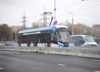 С сегодняшнего дня трамваи начнут останавливаться на Минаевском мосту