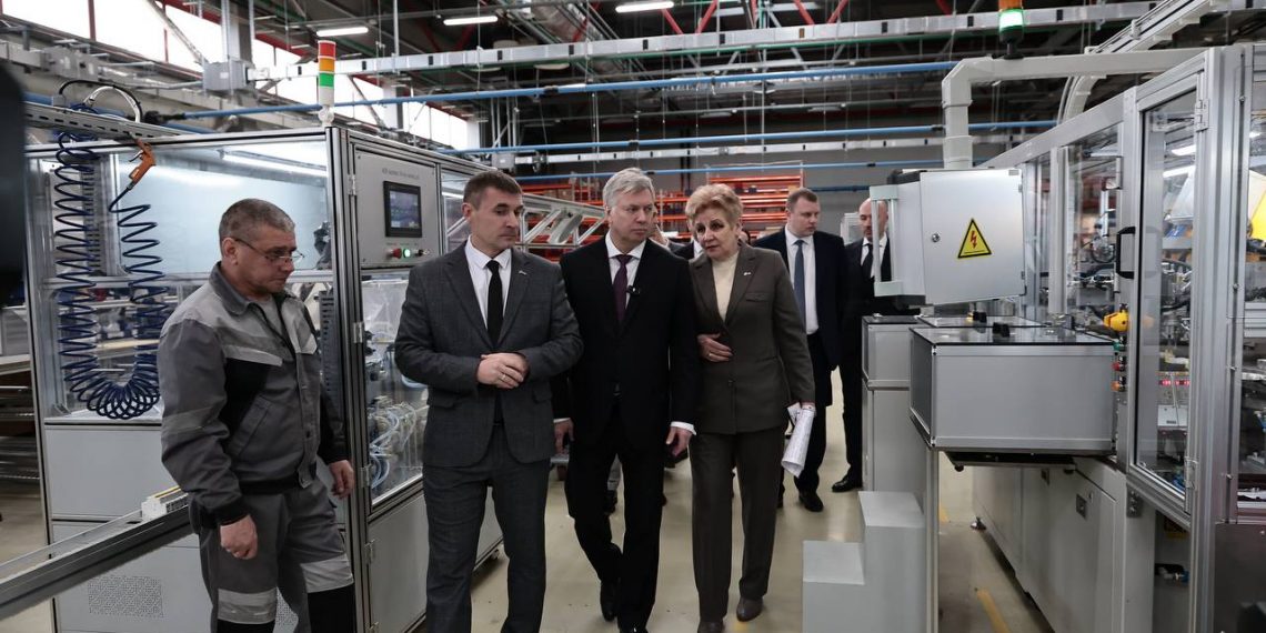 Губернатор Русских посетил модернизированный завод «Контактор»