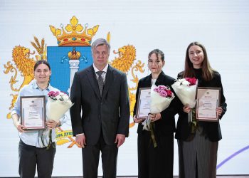 Алексей Русских вручил первые региональные премии волонтёрам