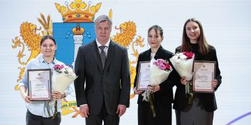 Алексей Русских вручил первые региональные премии волонтёрам