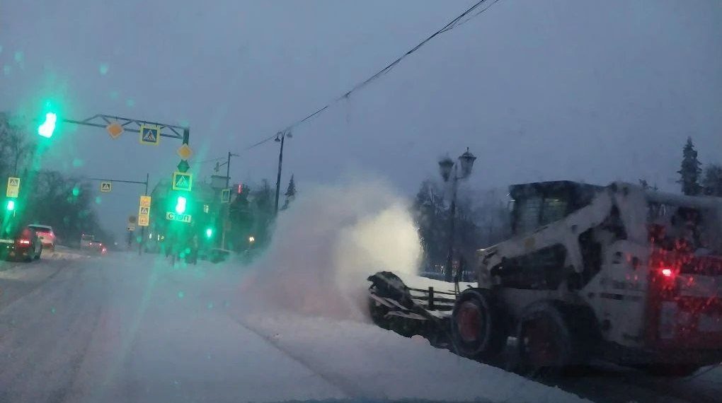 56 машин и 5 бригад: как Ульяновск расчищает улицы после первого серьезного снегопада